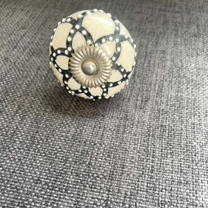 Door / cabinet knobs